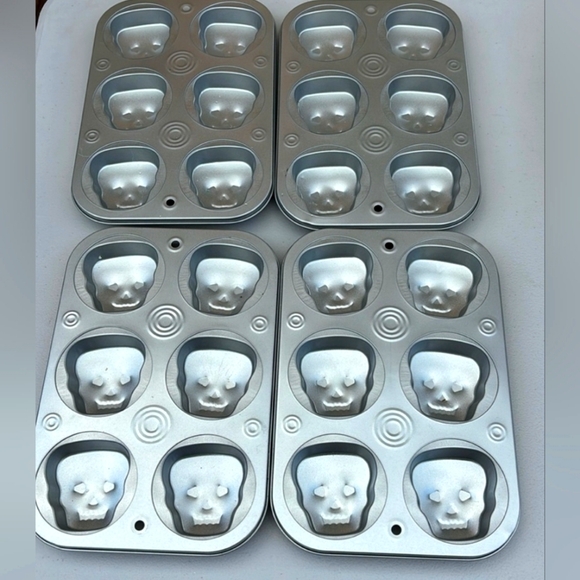 Skull Bakeware 5 pcs Set #New - Picture 1 of 2